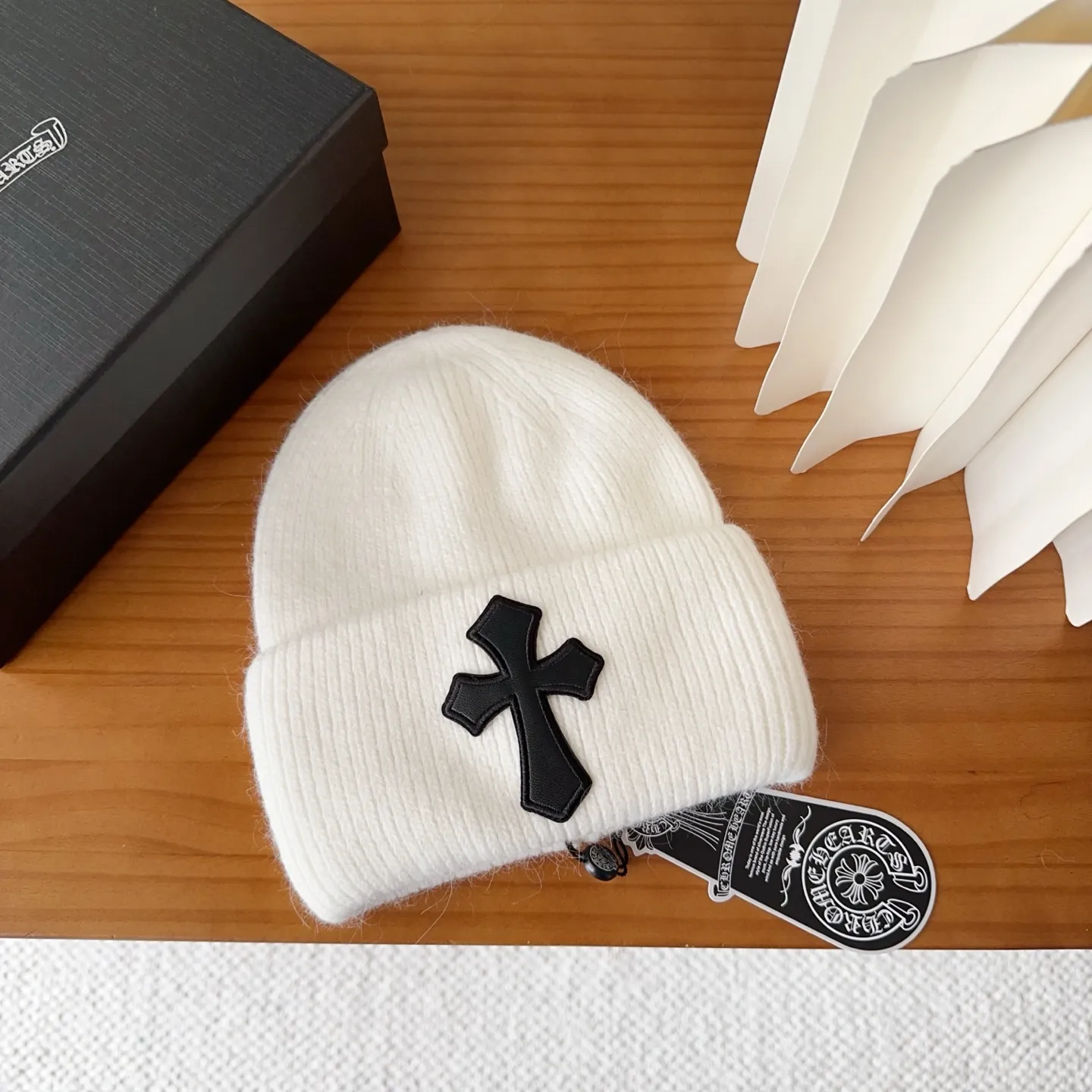 💰56 Crow Heart Angora Rabbit Fur Knitted Beanie for Autumn and Winter. This must be a favorite of minimalism. It is clean, neat, fashionable and versatile, and will definitely not be picky about your face shape! A fashionable classic that lasts forever! Fashionable black and white can be purchased together!